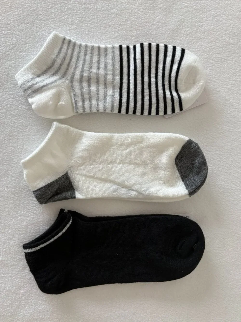 NWT - Dearfoams - 3 Pk - Ultimate No Show Socks - Black, White, Gray, Striped